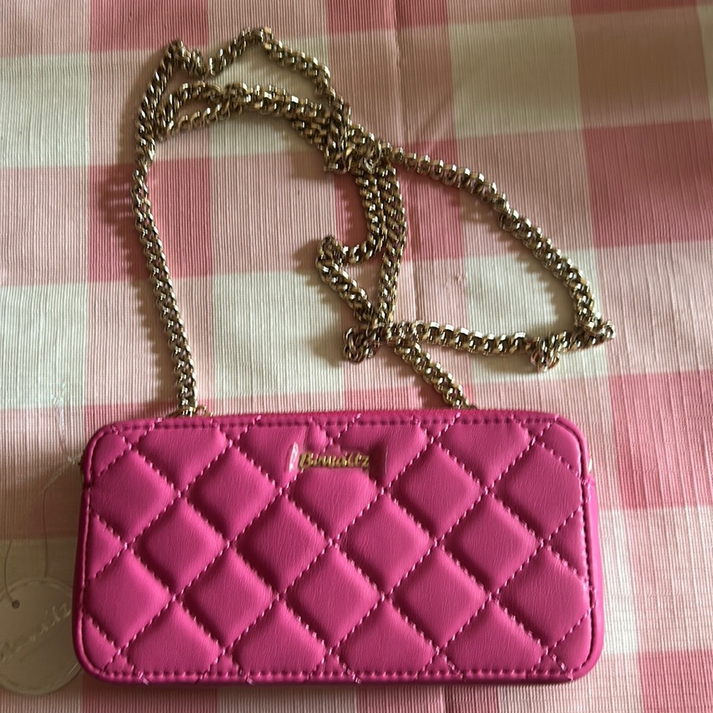 Bewaltz puffy pink quilted crossbody. 6 card slots and magnetic closure. 💗💗